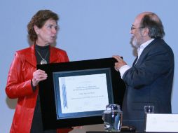 María Cristina García Cepeda, directora general del Instituto Nacional de Bellas Artes, le entrega su premio a Jorge Aguilar. NTX / J. Espinosa