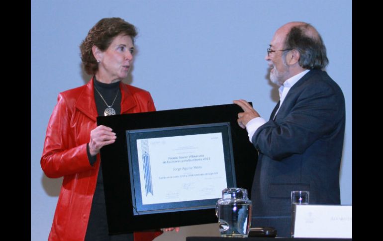 María Cristina García Cepeda, directora general del Instituto Nacional de Bellas Artes, le entrega su premio a Jorge Aguilar. NTX / J. Espinosa