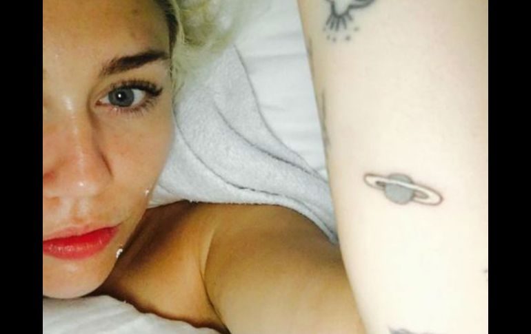 Miley presume que se hizo un nuevo tatuaje en su brazo izquierdo. INSTAGRAM / mileycyrus