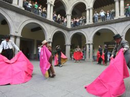 Chavales luciendo sus mejores galas, mostrando su habilidad con el capote y la muleta. EL INFORMADOR / R. Tamayo