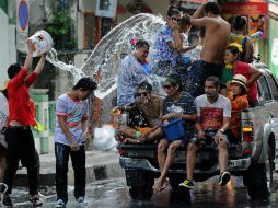 El Año Nuevo budista se celebró este año la segunda semana de abril; como parte de las festividades, se arroja agua. AFP /