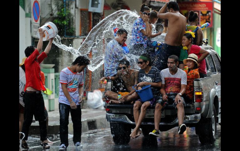 El Año Nuevo budista se celebró este año la segunda semana de abril; como parte de las festividades, se arroja agua. AFP /