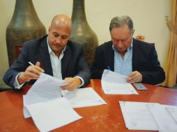 Enrique Alfaro durante la firma de convenio. ESPECIAL / Ayuntamiento de Guadalajara