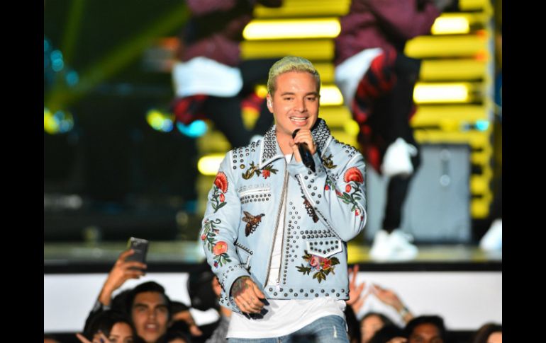 J Balvin fue uno de los primeros en cantar durante la ceremonia. EFE / G. De Cardenas