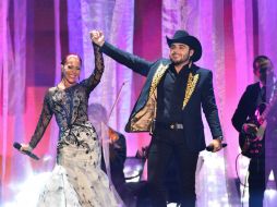 La cantante se presentó junto a Gerardo Ortiz en el escenario. EFE / G. De Cardenas