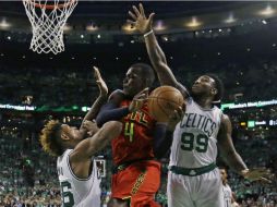 Paul Millsap (4), de Atlanta, terminó con 17 puntos en el juego de ayer. AP / E. Amendola