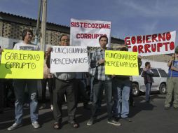 Alrededor de 80 transportistas de la ruta 622 se manifestaron la mañana de este viernes frente a las oficinas del Sistecozome. EL INFORMADOR / F. Atilano