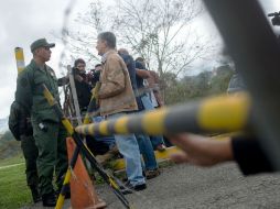 El presidente de la Asamblea (d) acudió junto a un contingente a visitar a López, pero militares les negaron la entrada. AFP / M. Quintero