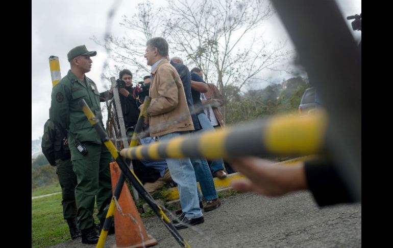 El presidente de la Asamblea (d) acudió junto a un contingente a visitar a López, pero militares les negaron la entrada. AFP / M. Quintero