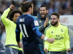 Gareth Bale (c) celebra el gol de la victoria ante la Real Sociedad con sus compañeros Marcelo (i) y Dani Carvajal (d). EFE / J. Herrero