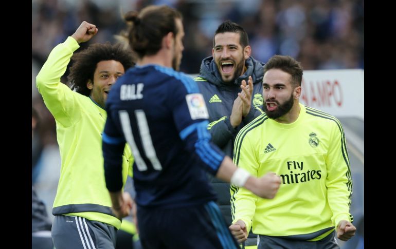 Gareth Bale (c) celebra el gol de la victoria ante la Real Sociedad con sus compañeros Marcelo (i) y Dani Carvajal (d). EFE / J. Herrero