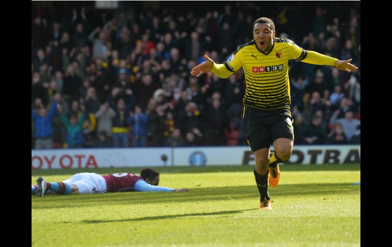 En el tramo final del encuentro, Troy Deeney hace el doblete en el tiempo añadido. AFP / G. Kirk