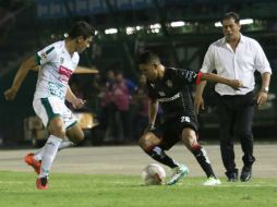 Francisco Ramírez, al fondo, inició con el pie derecho su estancia temporal con Atlas al obtener una victoria en Chiapas. MEXSPORT /