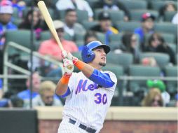 Michael Conforto observa cómo la pelota sale del campo en la victoria de los Mets de Nueva York ante los Gigantes. AP /