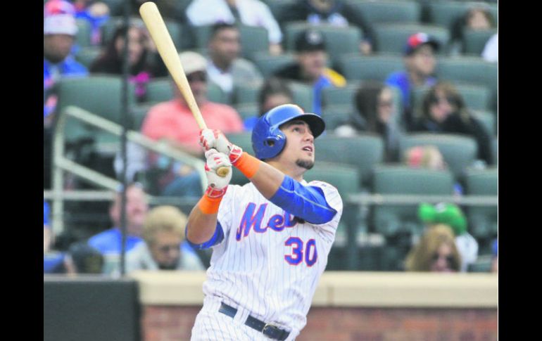 Michael Conforto observa cómo la pelota sale del campo en la victoria de los Mets de Nueva York ante los Gigantes. AP /