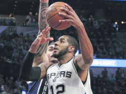 LaMarcus Aldridge (#12) de los Spurs de San Antonio fue el máximo anotar del juego de anoche ante Oklahoma City. AP /