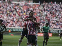 Jugadores de Chivas celebran uno de los dos goles que los llevó a la Liguilla. EL INFORMADOR / R. Tamayo