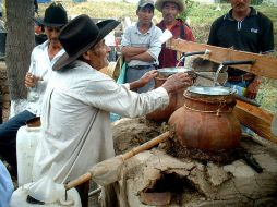 Los mezcaleros afirman que no se oponen a la reglamentación siempre que se busque impulsarlos. EFE / O. R. Avendaño