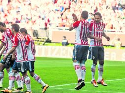 Los dos Carlos. Salcedo (#13) y Peña celebran el penal que anotó el “Gullit” en el juego de ayer ante Dorados en el Estadio Chivas. EL INFORMADOR / R. Tamayo