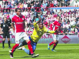 Héctor Moreno (izq) observa el balón en la victoria del PSV. Andrés Guardado (al fondo), participó durante todo el encuentro. EFE / J. Leenen