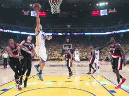 Oracle Arena. Klay Thompson se eleva para conseguir dos de los 37 puntos en su cuenta personal en el partido de ayer. AFP / E. Shaw