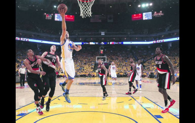 Oracle Arena. Klay Thompson se eleva para conseguir dos de los 37 puntos en su cuenta personal en el partido de ayer. AFP / E. Shaw