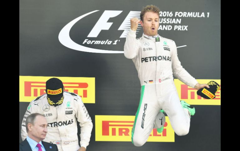 Nico Rosberg celebra su primer lugar del podio en Rusia ante la mirada de Vladimir Putin. AP /