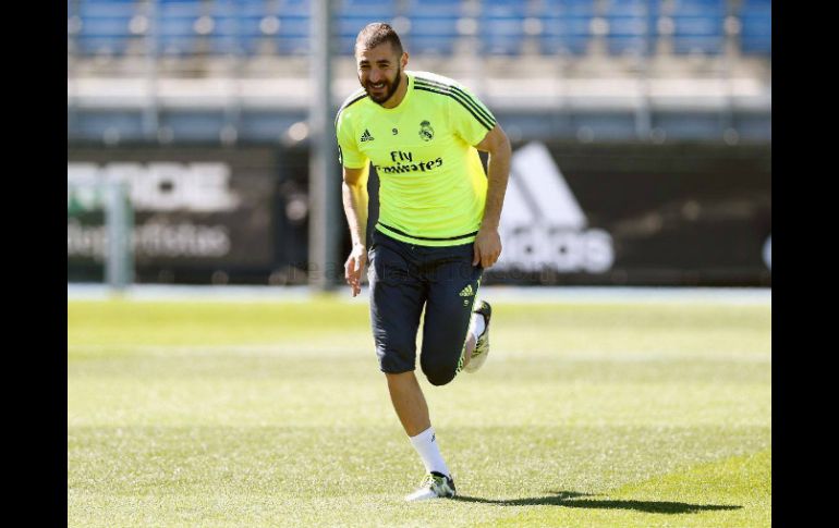 Karim Benzema salta al césped y corre en solitario. FACEBOOK / Real Madrid C.F.