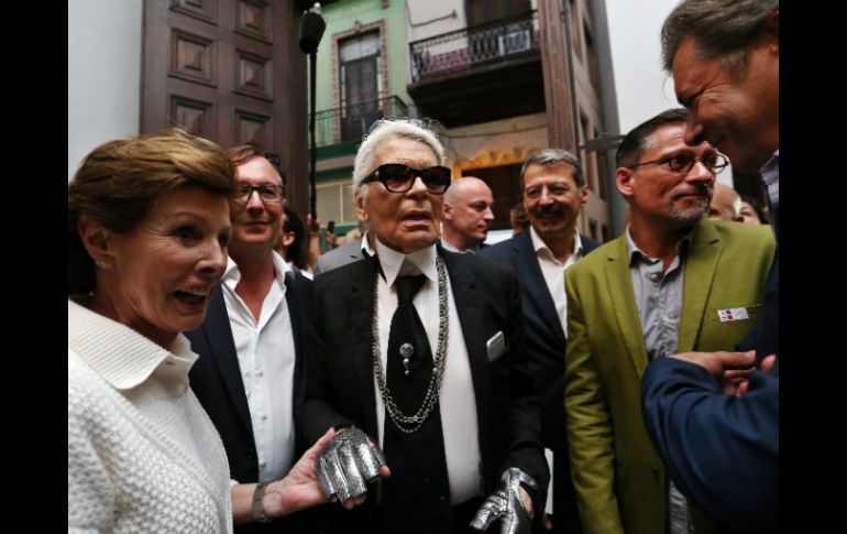 El fin de semana, Lagerfeld recorrió en La Habana una muestra fotográfica expuesta en su honor. EFE / A. Ernesto