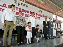 El mandatario estatal michoacano, durante la entrega del programa de Uniformes Escolares. TWITTER / @Silvano_A