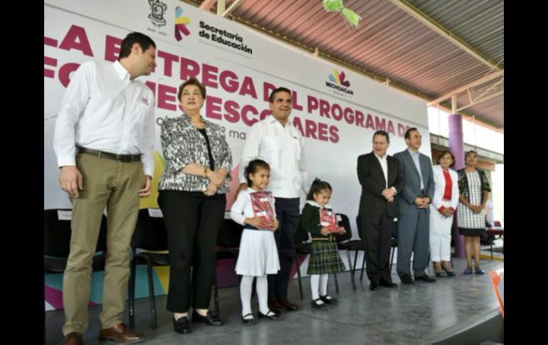 El mandatario estatal michoacano, durante la entrega del programa de Uniformes Escolares. TWITTER / @Silvano_A