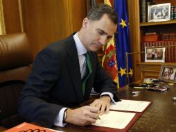 Felipe VI firma el decreto de disolución de las Cortes y de convocatoria de las elecciones generales del 26 de junio. EFE / Casa Real