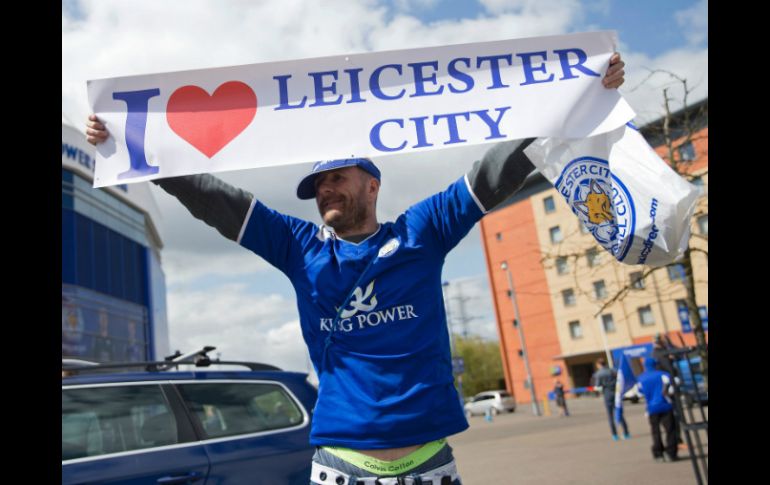 Los fanáticos del Leicester City también celebran su primer título de la liga inglesa. AFP / J. Tallis