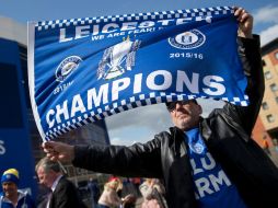 El Leicester anoche se alzó con el título en Inglaterra tras el empate de su inmediato perseguidor, el Tottenham. AFP / J. Tallis