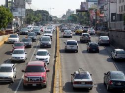 Además un auto lento aumenta el tiempo del recorrido. EL INFORMADOR / ARCHIVO