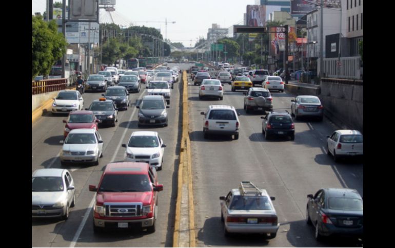 Además un auto lento aumenta el tiempo del recorrido. EL INFORMADOR / ARCHIVO