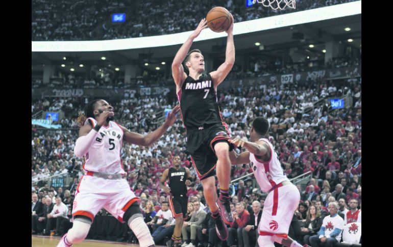 Goran Dragic (#7) encabezó el ataque del Heat de Miami al conseguir 26 puntos en el encuentro de ayer ante los Raptors. AP /  F. Gunn