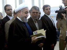 El presidente de Irán, Hasán Rohaní (c), durante su visita a la 29 edición de la Feria Internacional del Libro de Teherán. EFE /