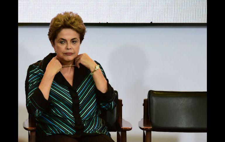 Esta demanda complicará aún más la situación de Rousseff, quien está a punto de ser sometida a un juicio parlamentario. AFP / A. Anholete