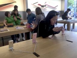 Apple, fue afectada por el desánimo por la caída en las ventas del iPhone. AP / N. Guan