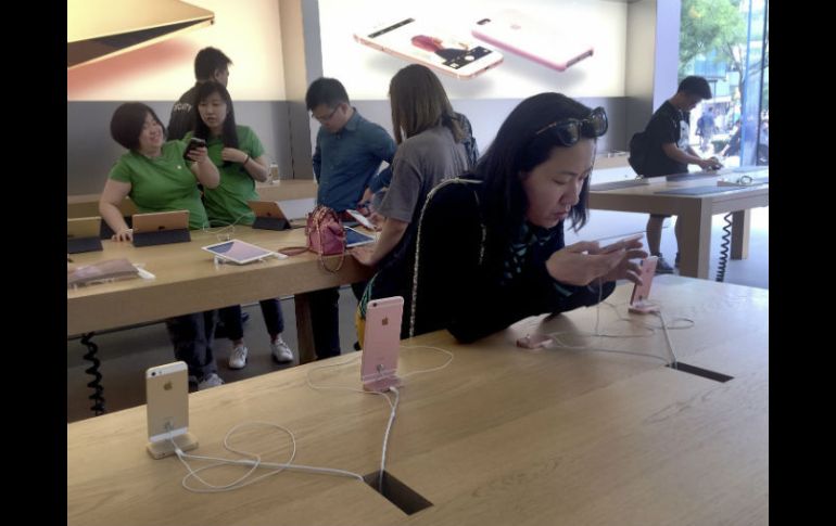 Apple, fue afectada por el desánimo por la caída en las ventas del iPhone. AP / N. Guan