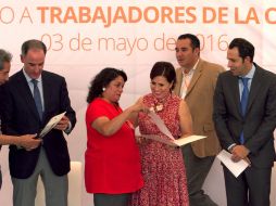 Rosario Robles entregó de certificados de estudios a trabajadores de la construcción. NTX / N.Tavira