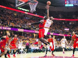 El astro LeBron James (23) encabezó el ataque de los Cavaliers al aportar 27 puntos durante el partido de ayer. AFP / J. Miller