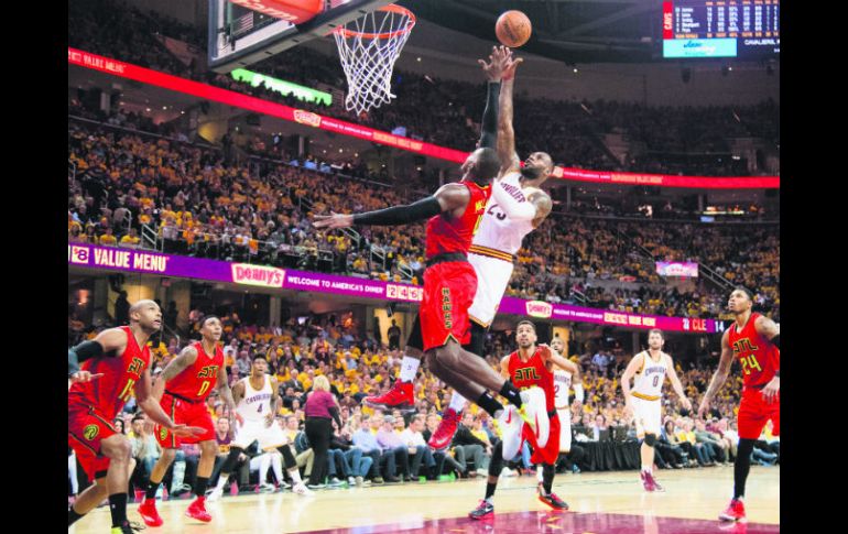 El astro LeBron James (23) encabezó el ataque de los Cavaliers al aportar 27 puntos durante el partido de ayer. AFP / J. Miller