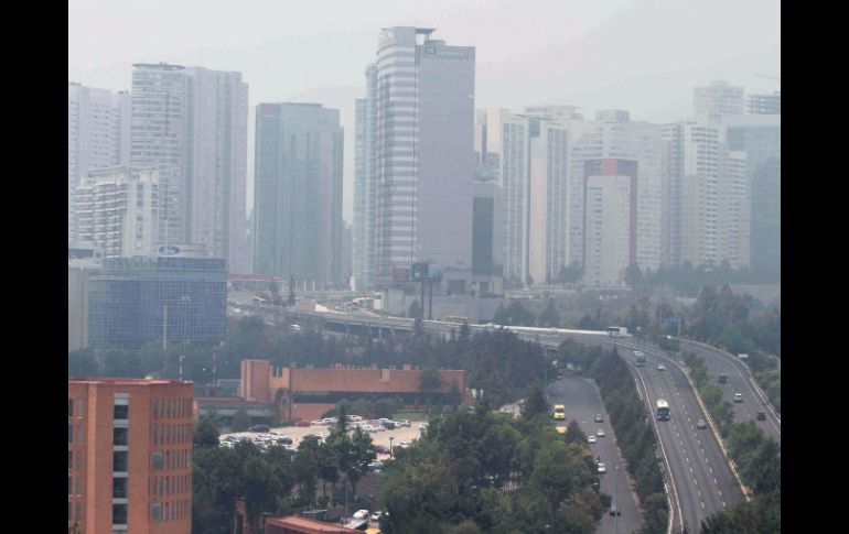 La solución a la contaminación debería ser orientada a mejorar la calidad de las gasolinas y las condiciones de circulación, señalan. NTX / F. García