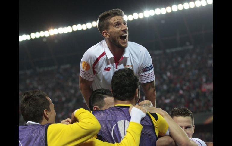 Los jugadores del Sevilla festejan el pase a la final de la Europa League. EFE / J.Muñoz