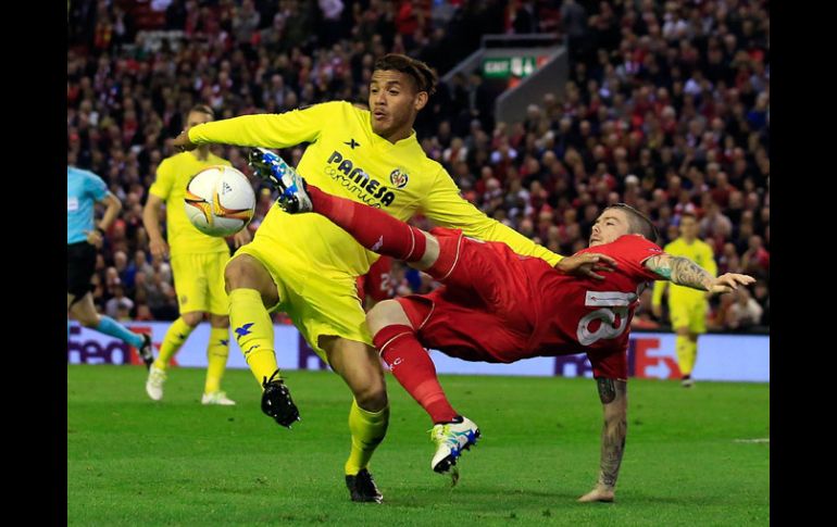 Dos Santos disputa un balón con Roberto Moreno del Liverpool. AP / J.Super