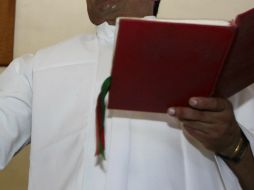 Los falsos sacerdotes venden los cirios especiales en 200 pesos. EFE / ARCHIVO