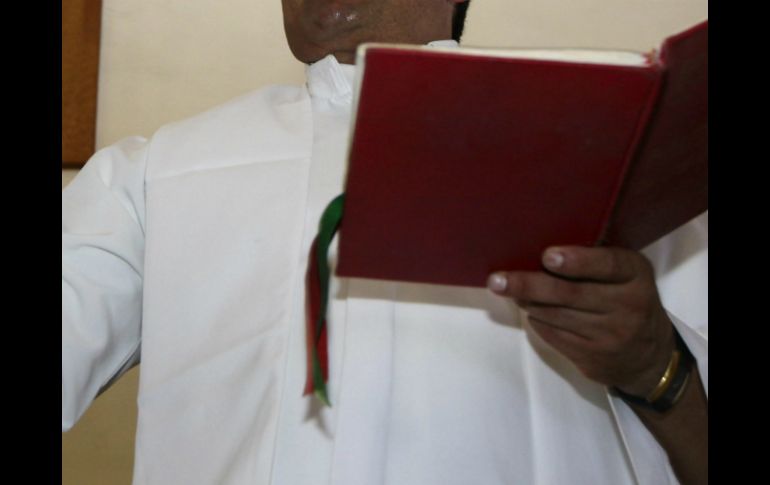 Los falsos sacerdotes venden los cirios especiales en 200 pesos. EFE / ARCHIVO