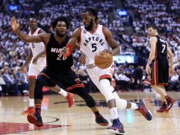 DeMarre Carroll, (#5) de los Raptors, supera Justice Winslow, de Miami. El jugador del equipo canadiense se despachó con 21 puntos. AFP / V. Ridley